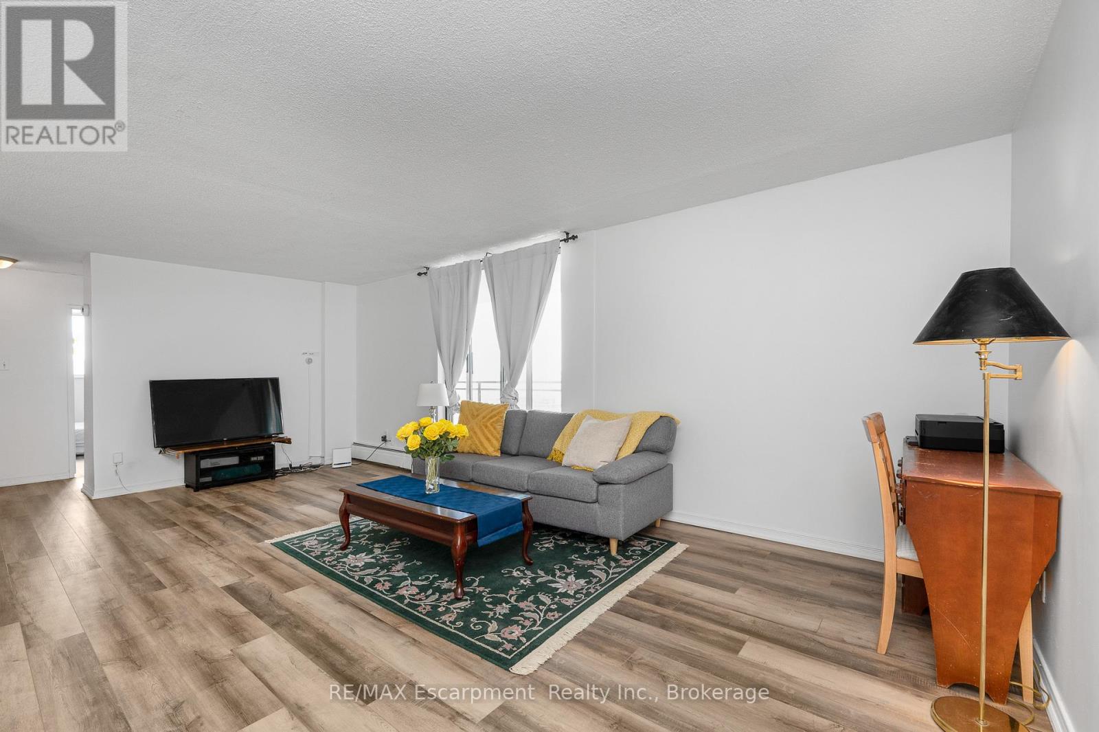 1501 - 975 WARWICK COURT