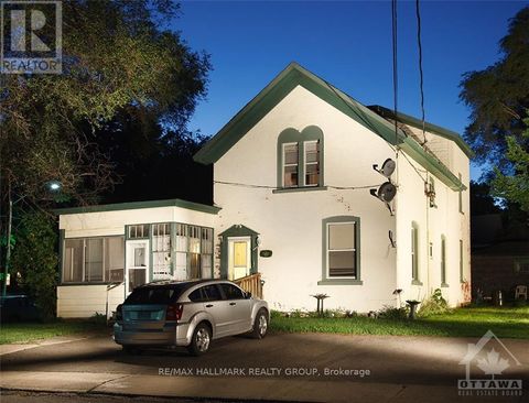 20 RUSSELL STREET W Smiths Falls ON K7A1N9