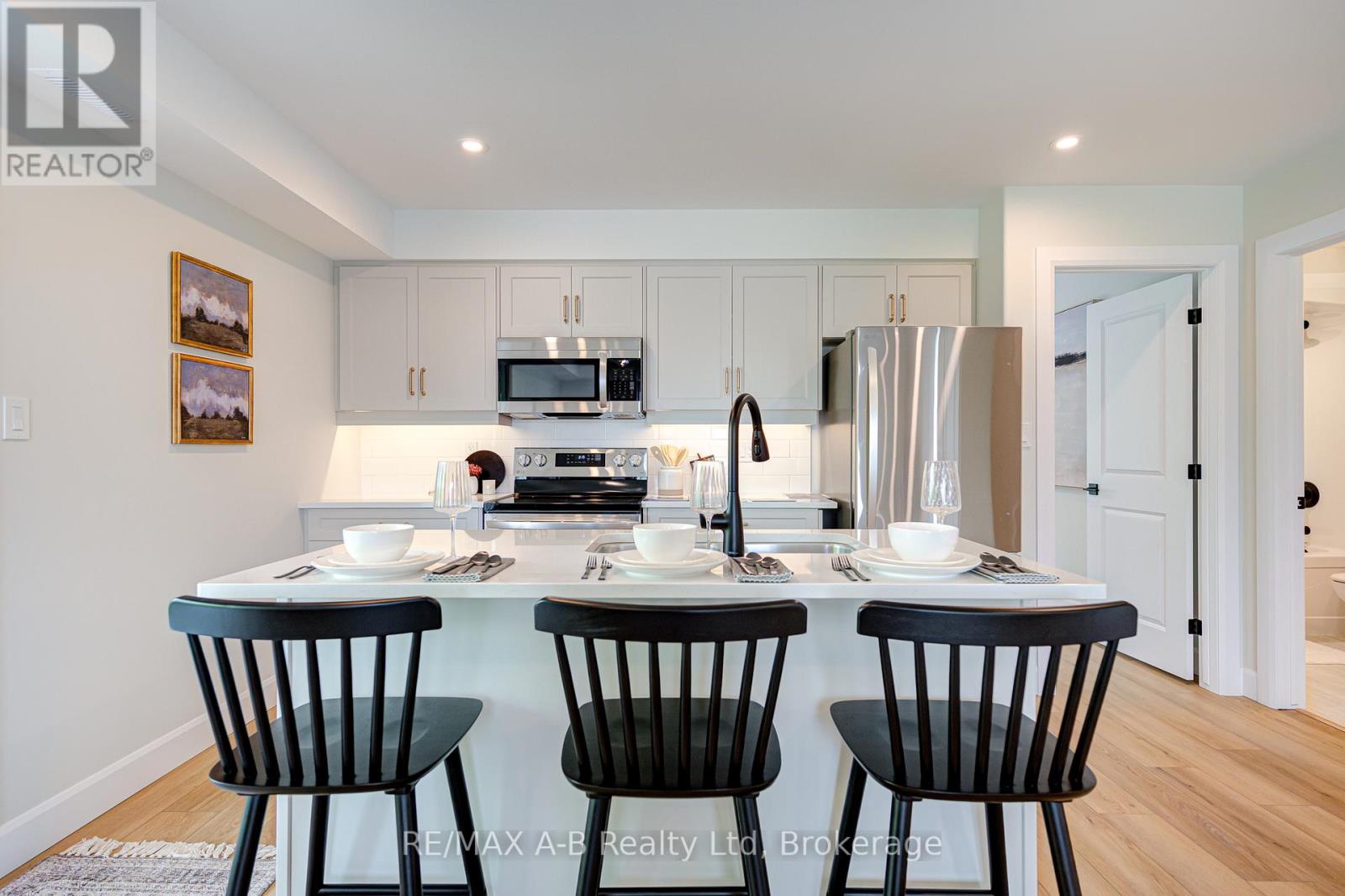 #3 - 428 QUEEN STREET W