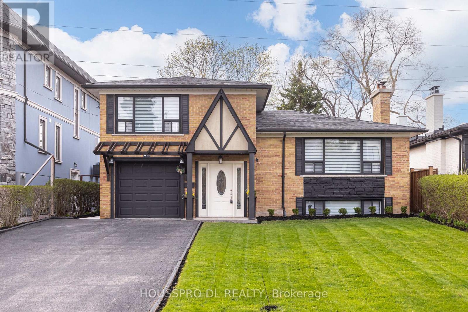 Photo 1 of 50 — 49 BOWERBANK DRIVE, Toronto (Newtonbrook East), ON M2M1Z9