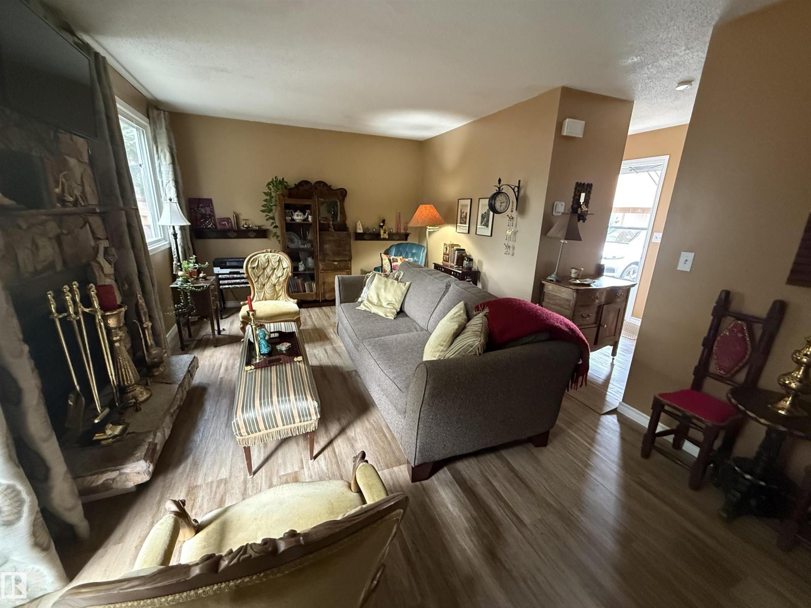 18525 66 AV NW