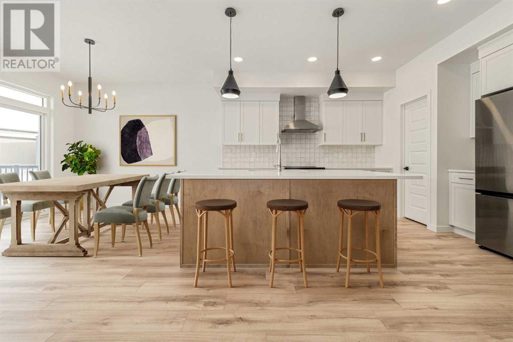 718 Violet Place W