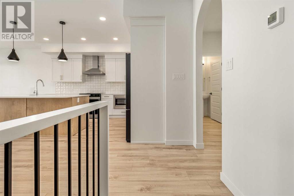 718 Violet Place W