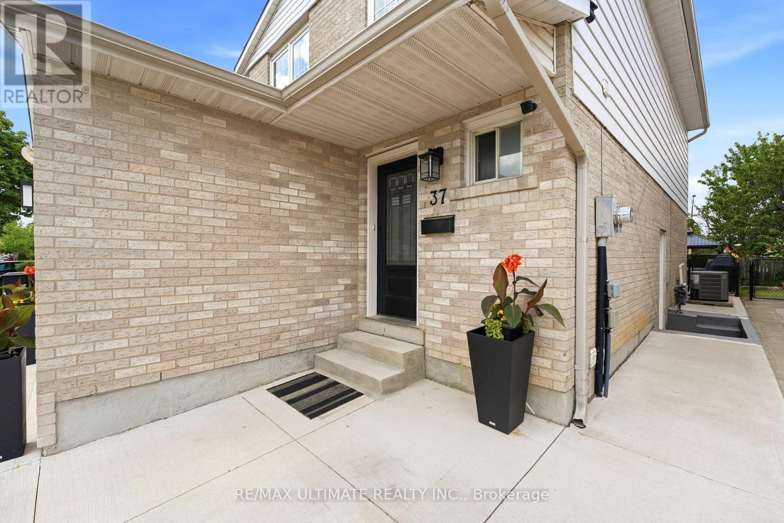 37 CATHY JEAN CRESCENT