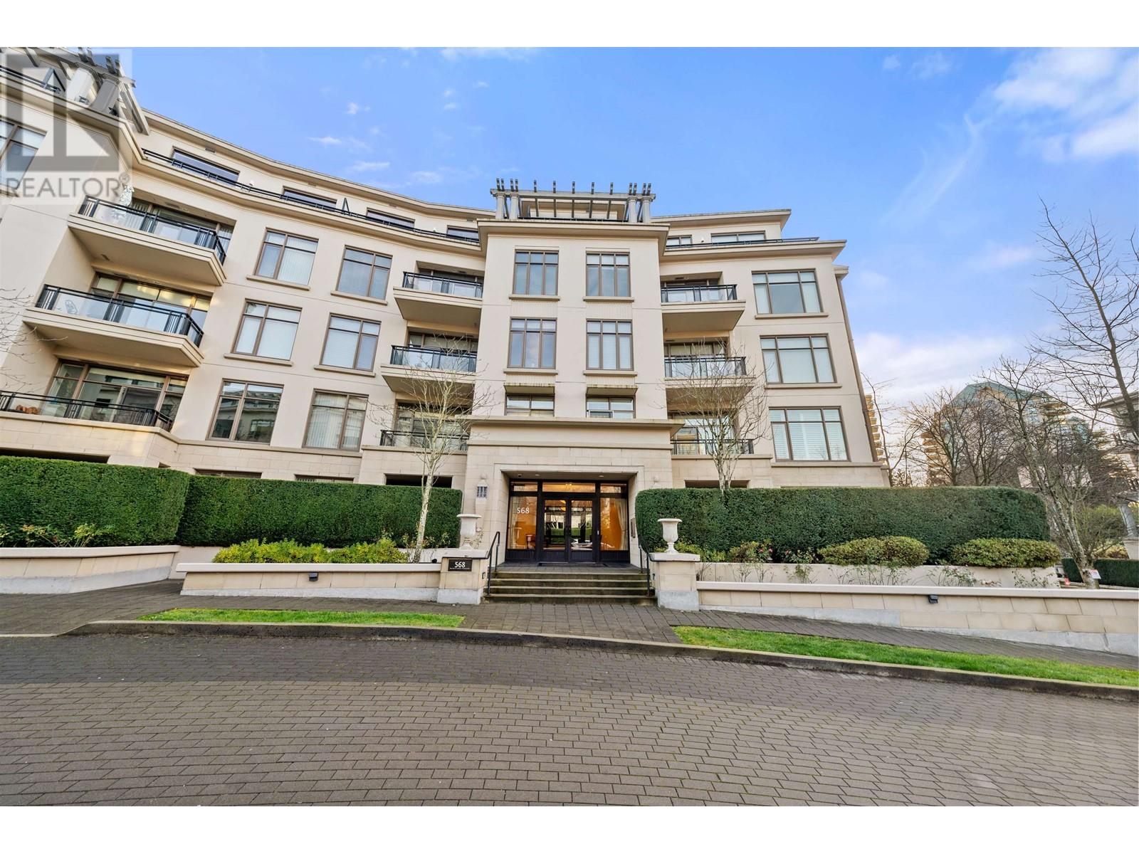 402 568 WATERS EDGE CRESCENT