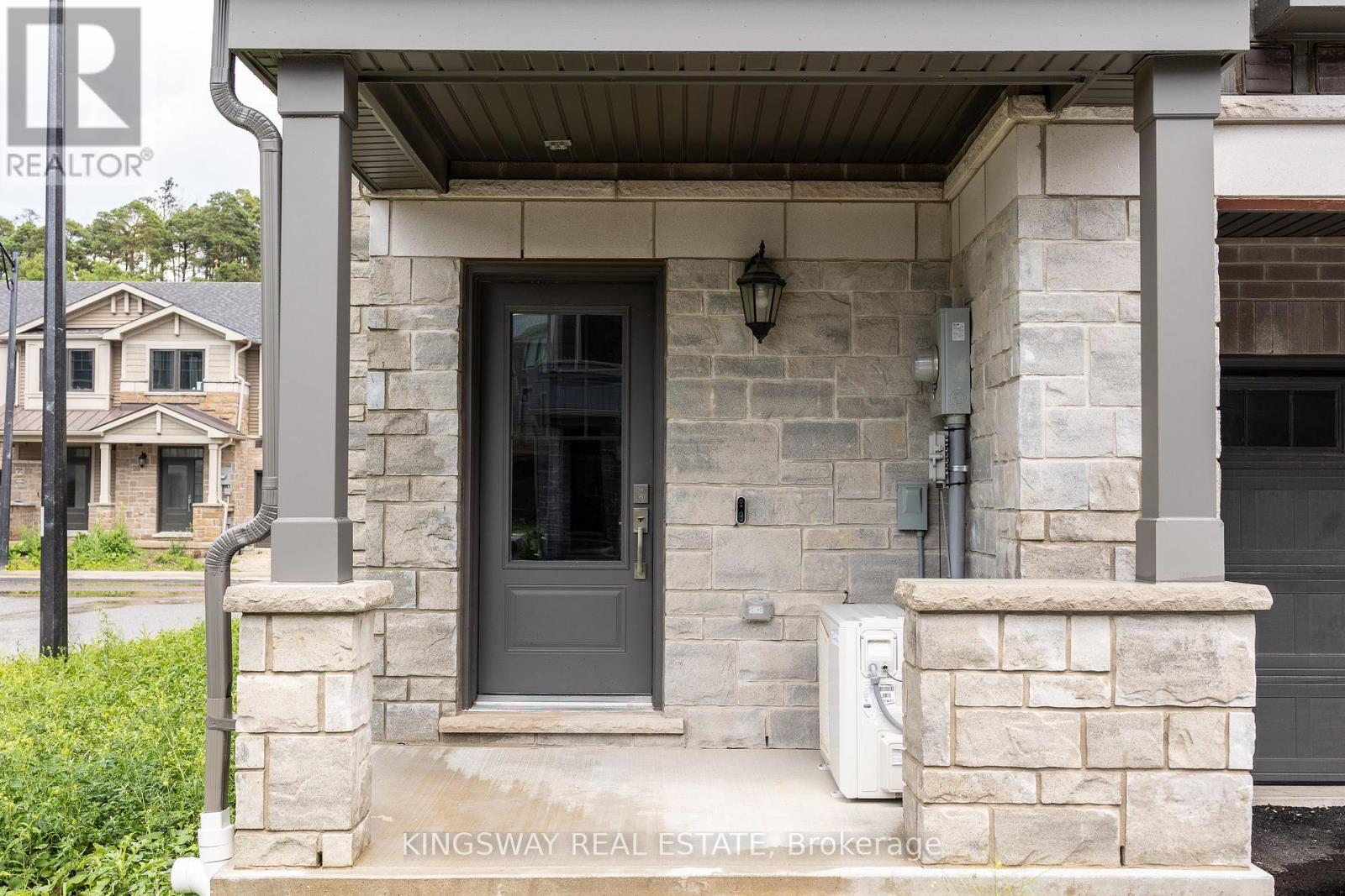 17 - 100 HOLLYWOOD COURT