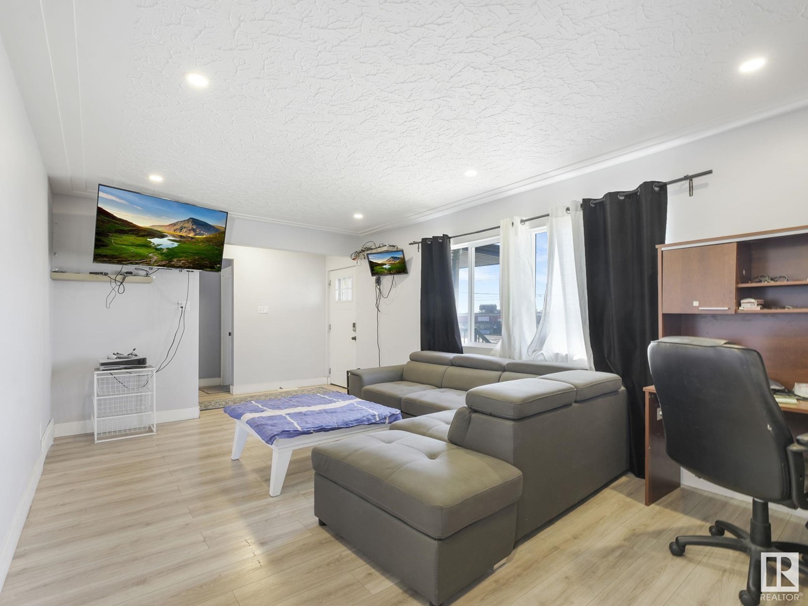 8214 127 AV NW