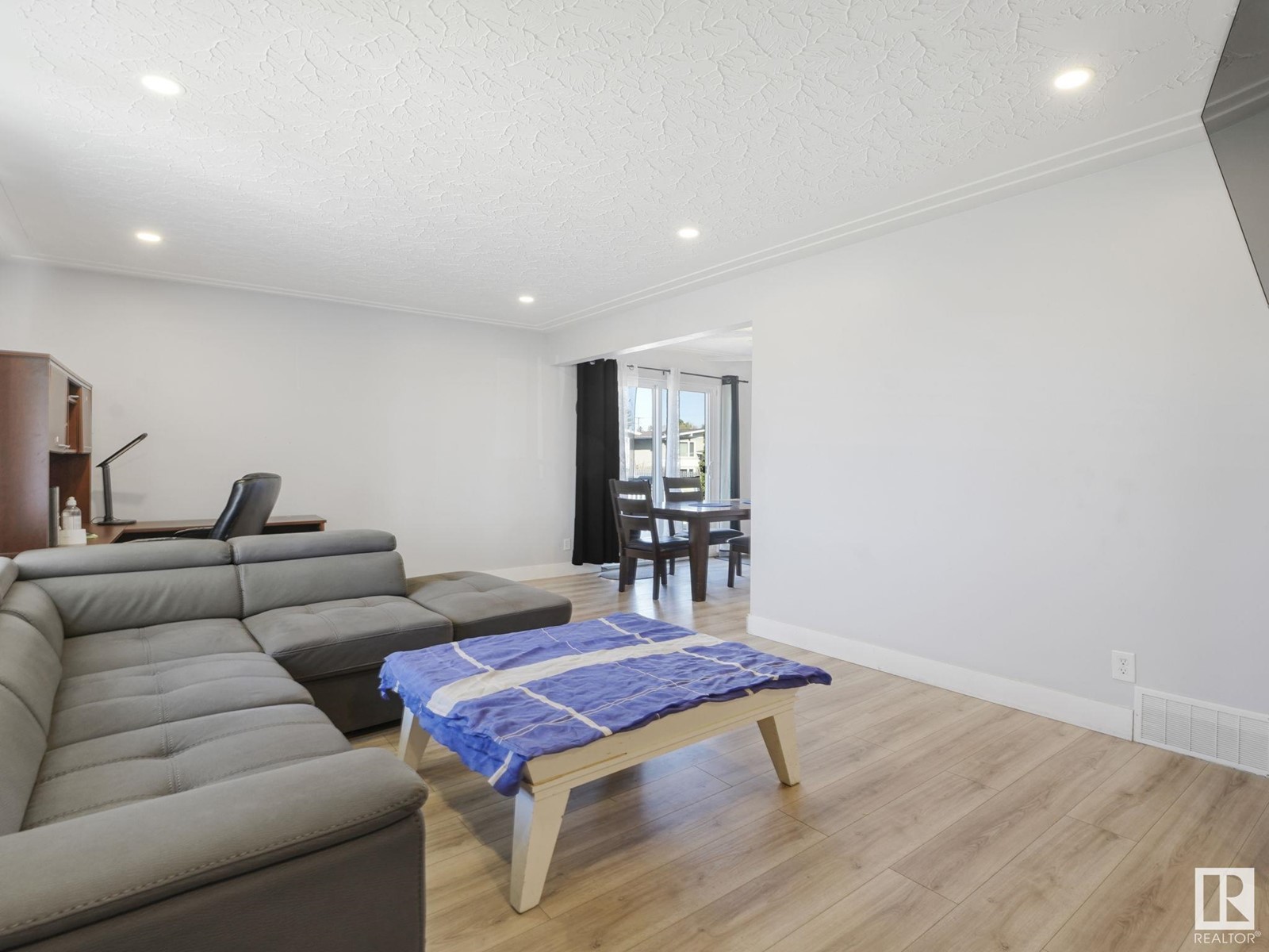 8214 127 AV NW