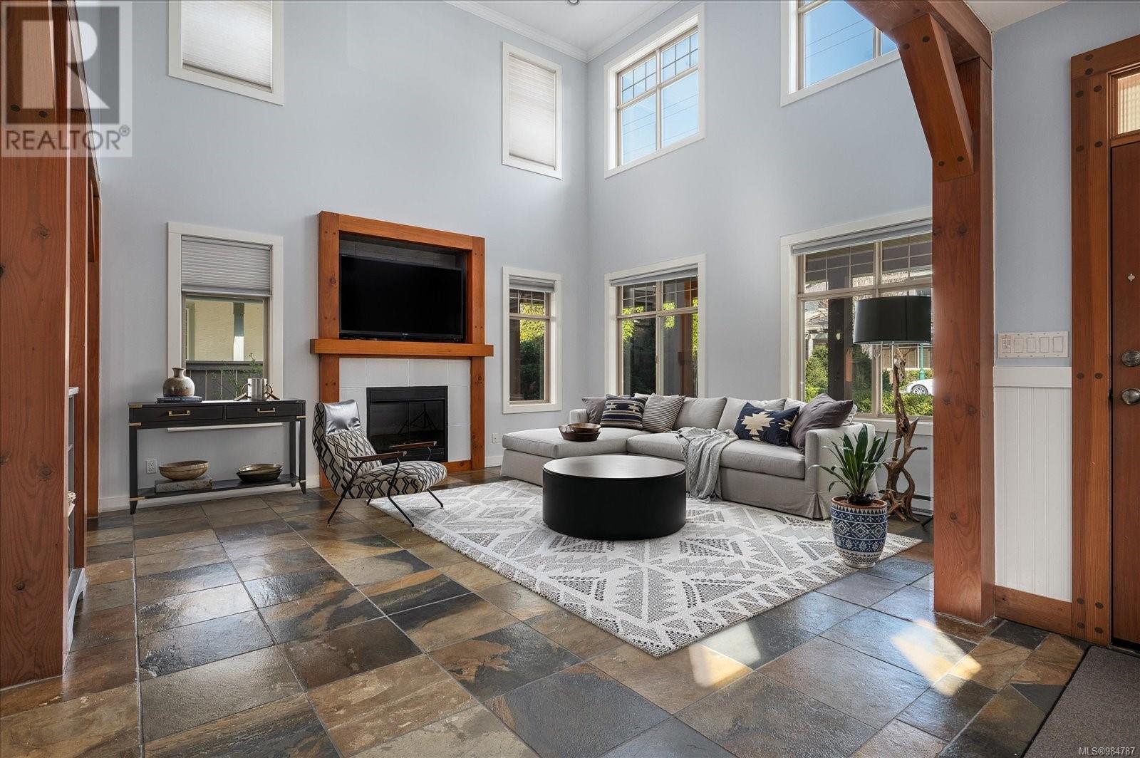 180 Fern Rd W
