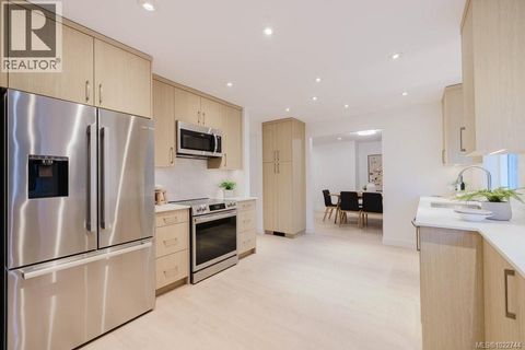 5180 Rutli Meadows Pl Saanich BC V8Y1X6