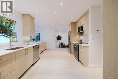 5180 Rutli Meadows Pl Saanich BC V8Y1X6