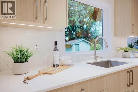 5180 Rutli Meadows Pl Saanich BC V8Y1X6