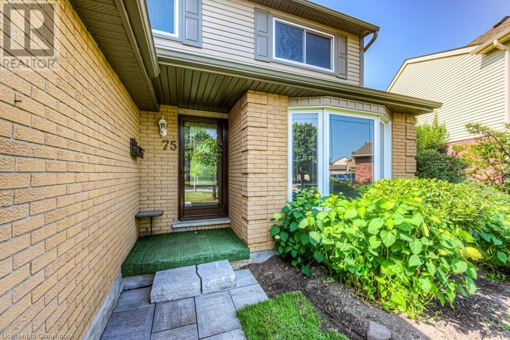 75 HICKORY HOLLOW Crescent