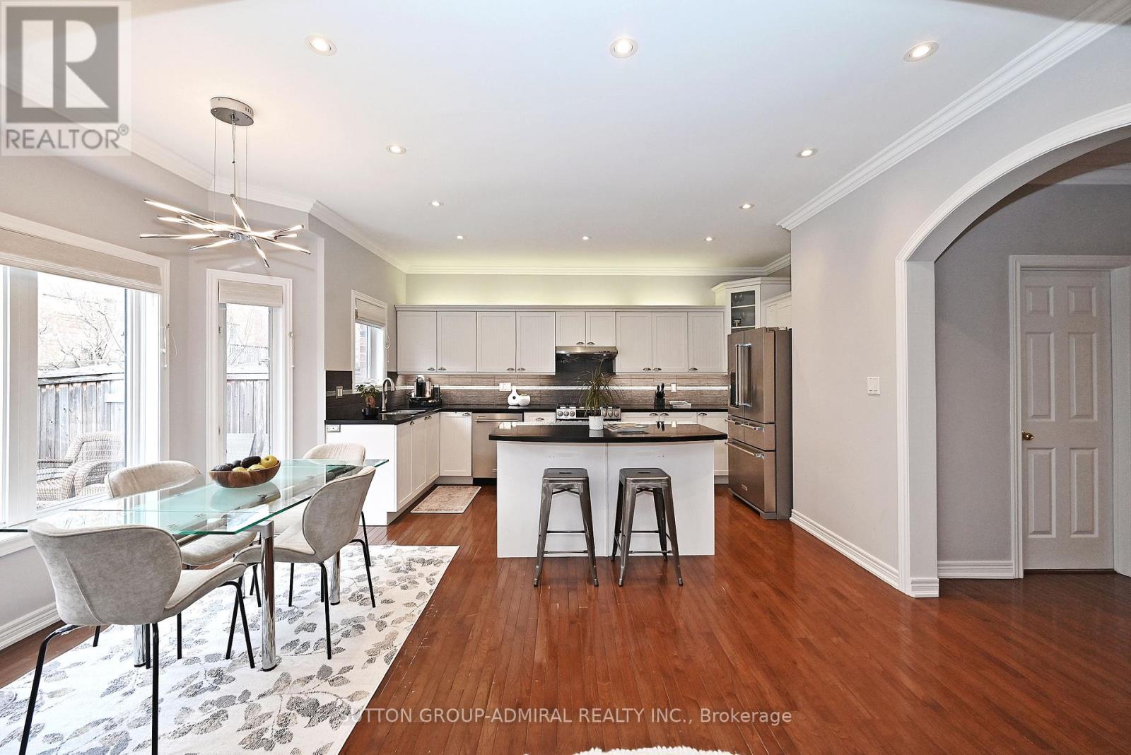 32 SEABREEZE AVENUE