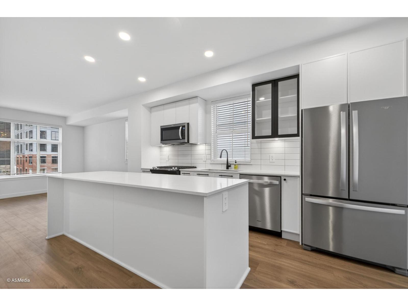 71 2774 MONTROSE AVENUE