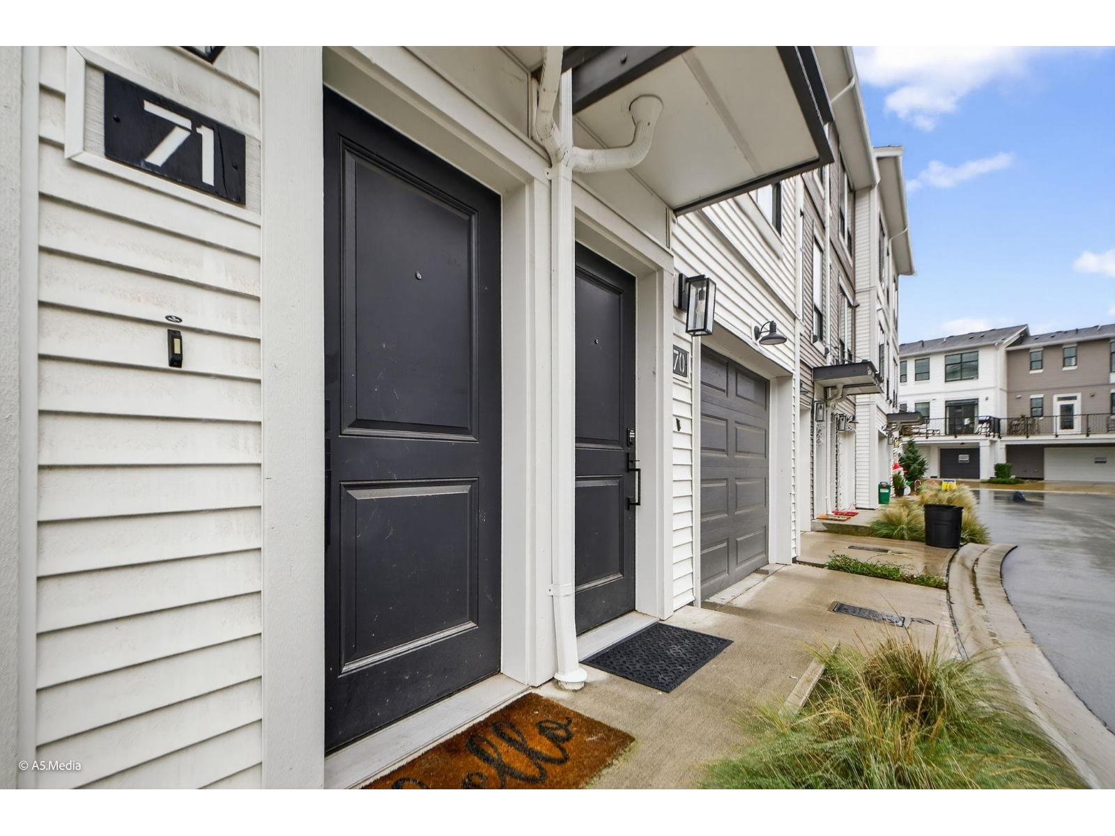 71 2774 MONTROSE AVENUE