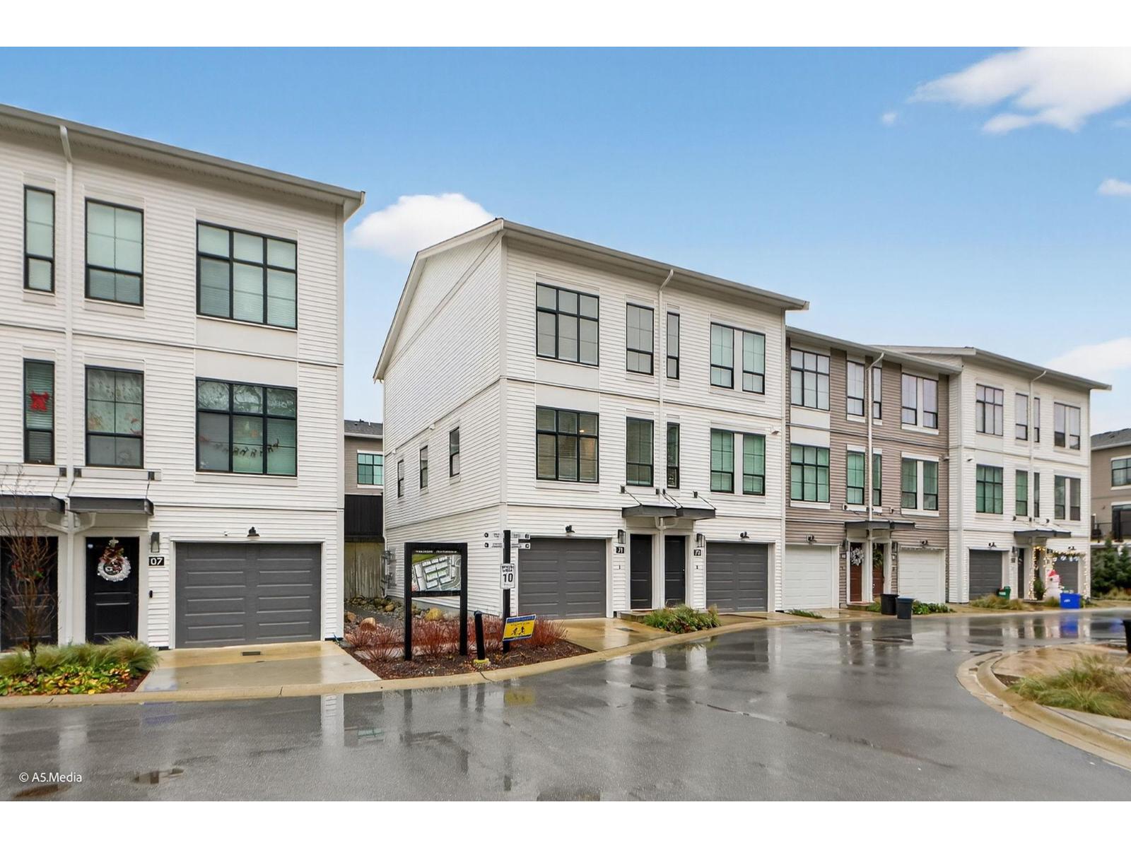 71 2774 MONTROSE AVENUE