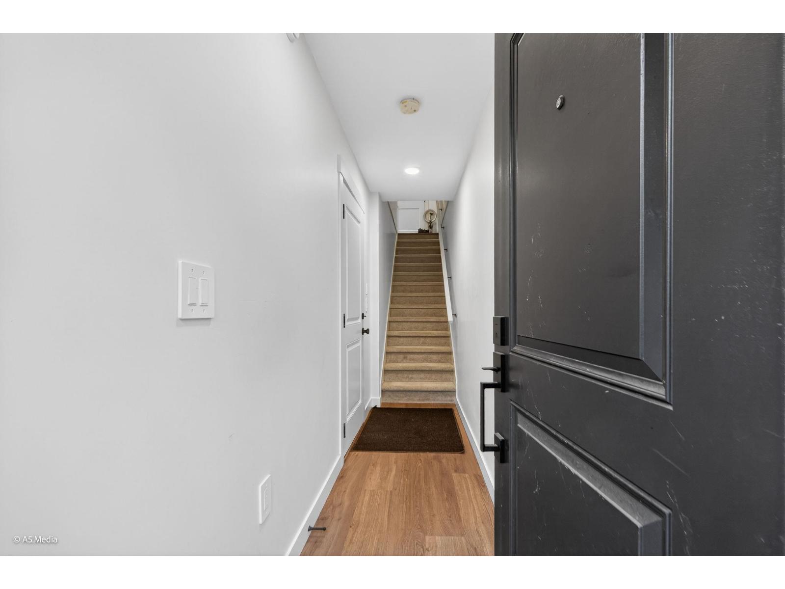 71 2774 MONTROSE AVENUE