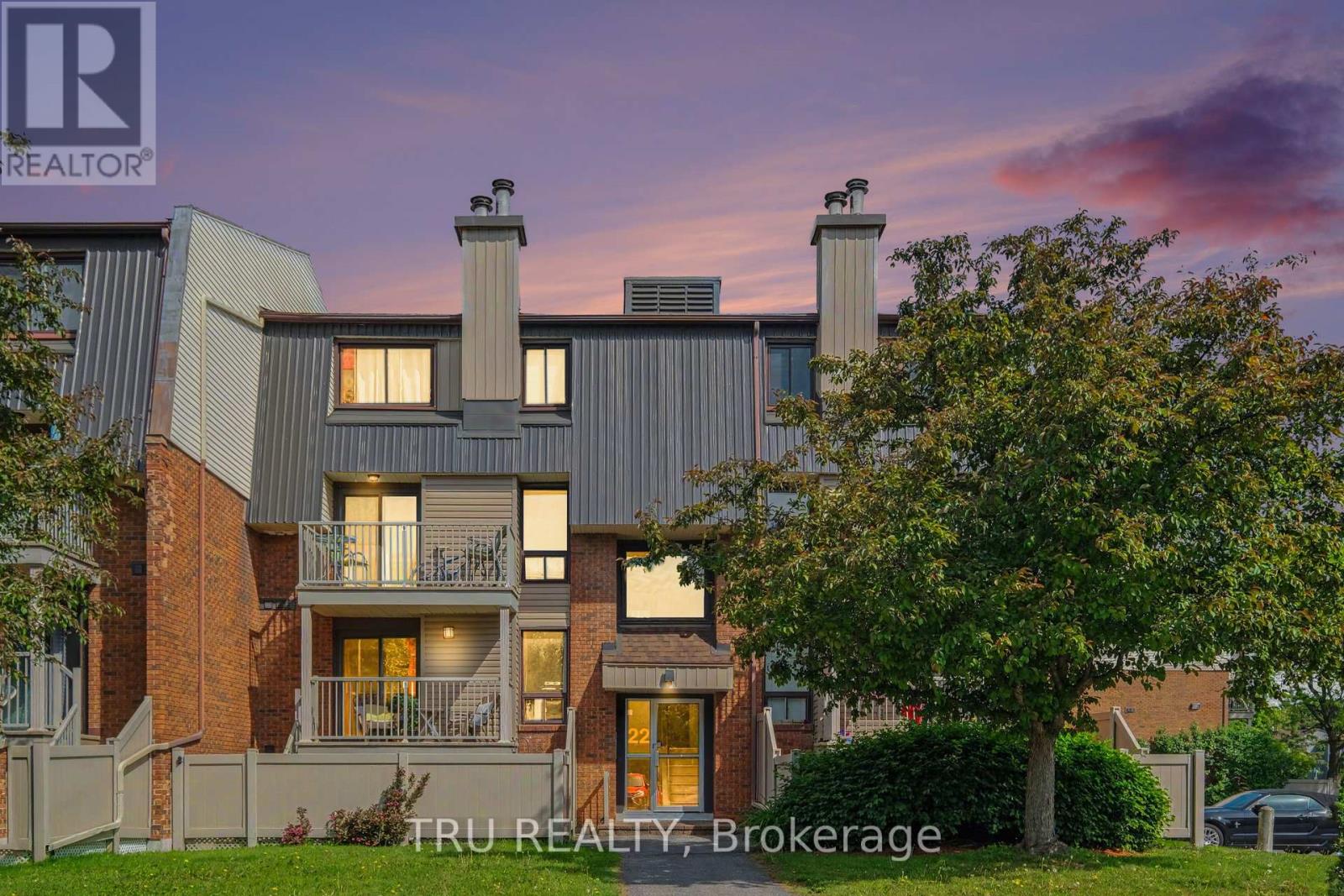 Photo 1 of 21 — 8 - 22 SWEETBRIAR CIRCLE Unit 8, Ottawa, ON K2J2K4