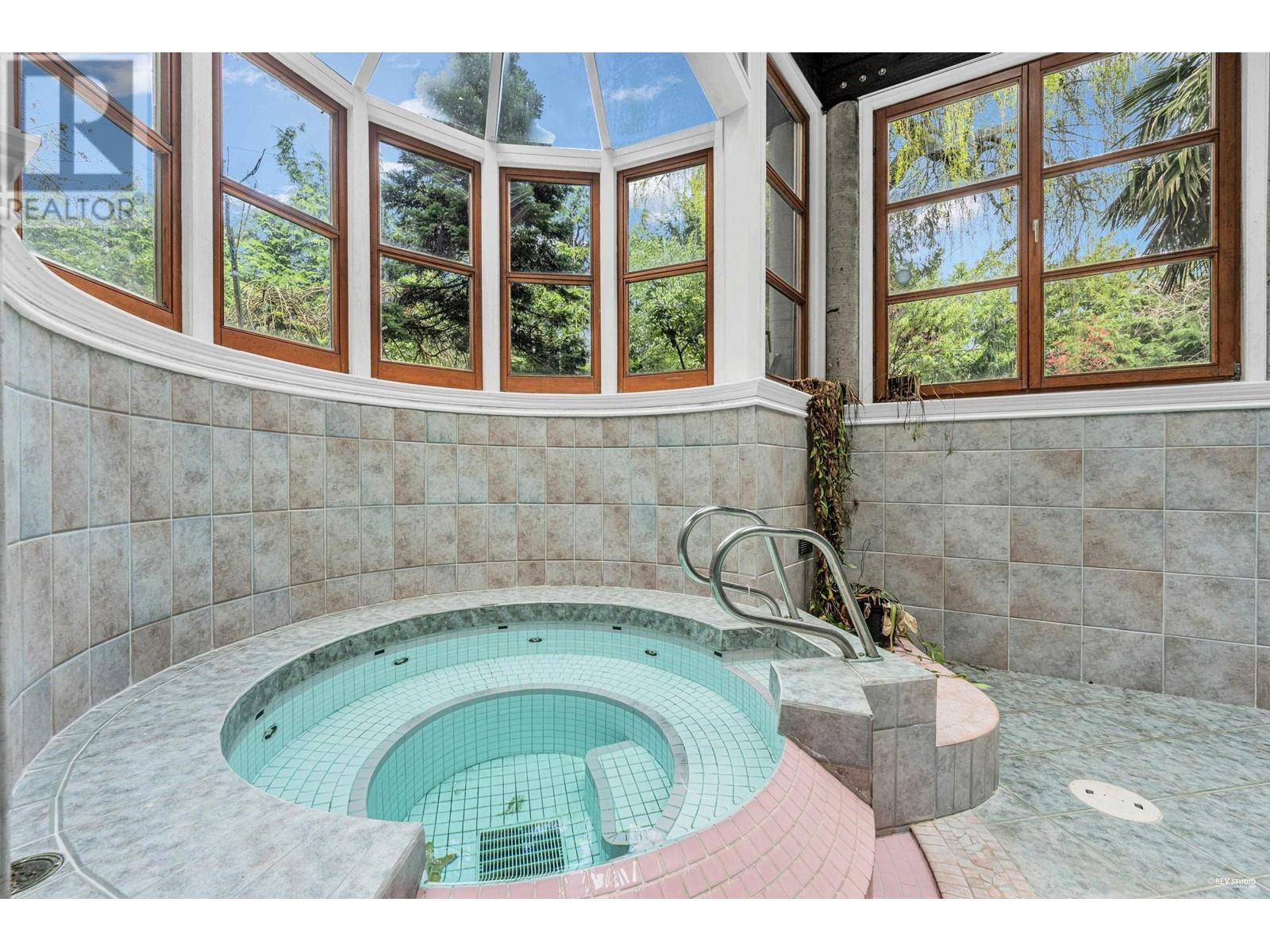 3489 PINE CRESCENT