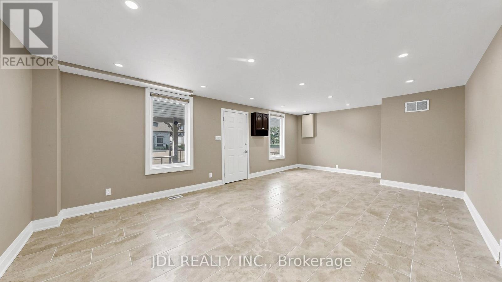 956 LAKE DRIVE E