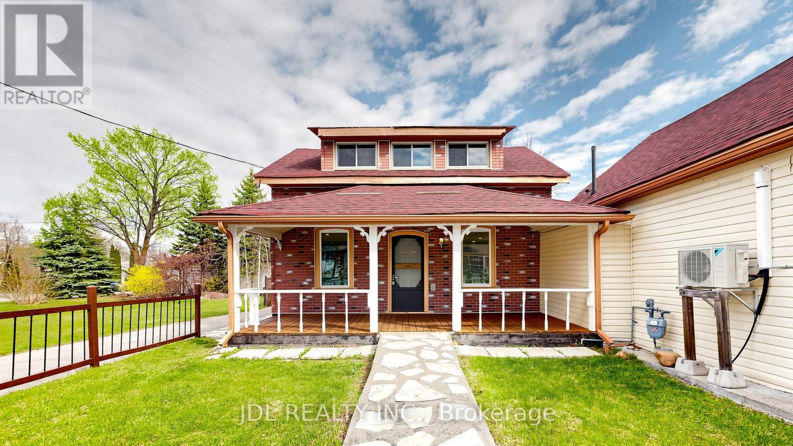 956 LAKE DRIVE E