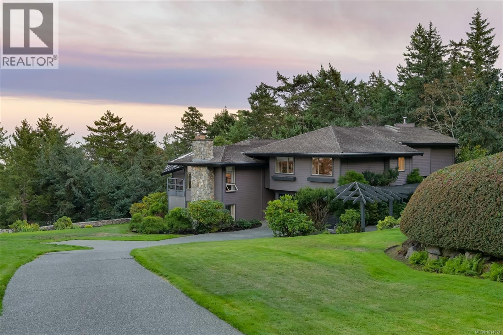 2807 Arbutus Rd