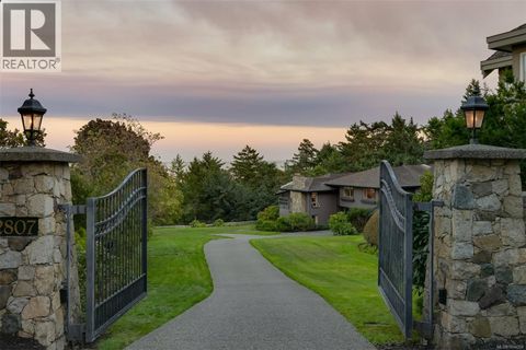 2807 Arbutus Rd Saanich BC V8N5X6