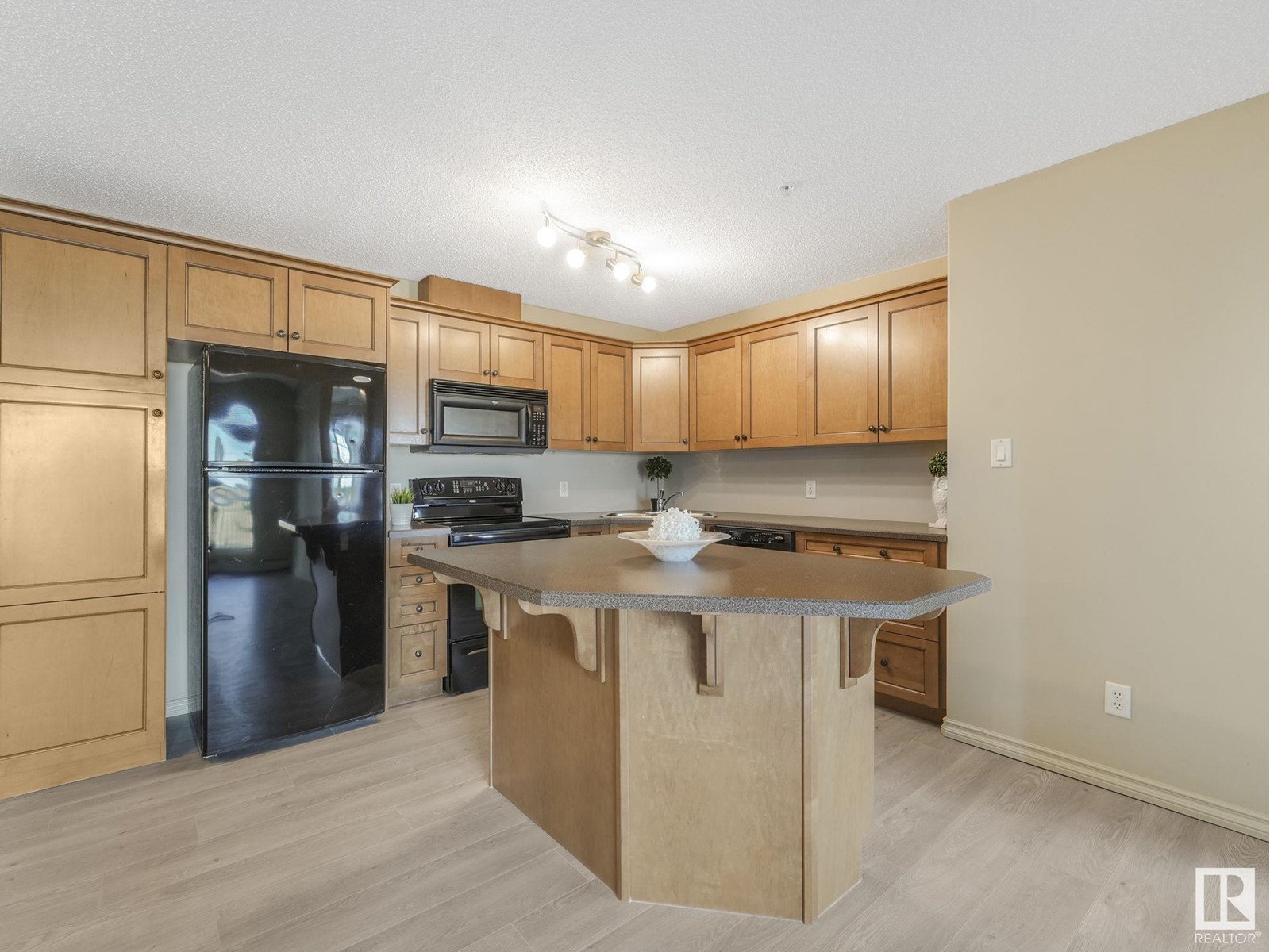 #204 646 MCALLISTER LO SW