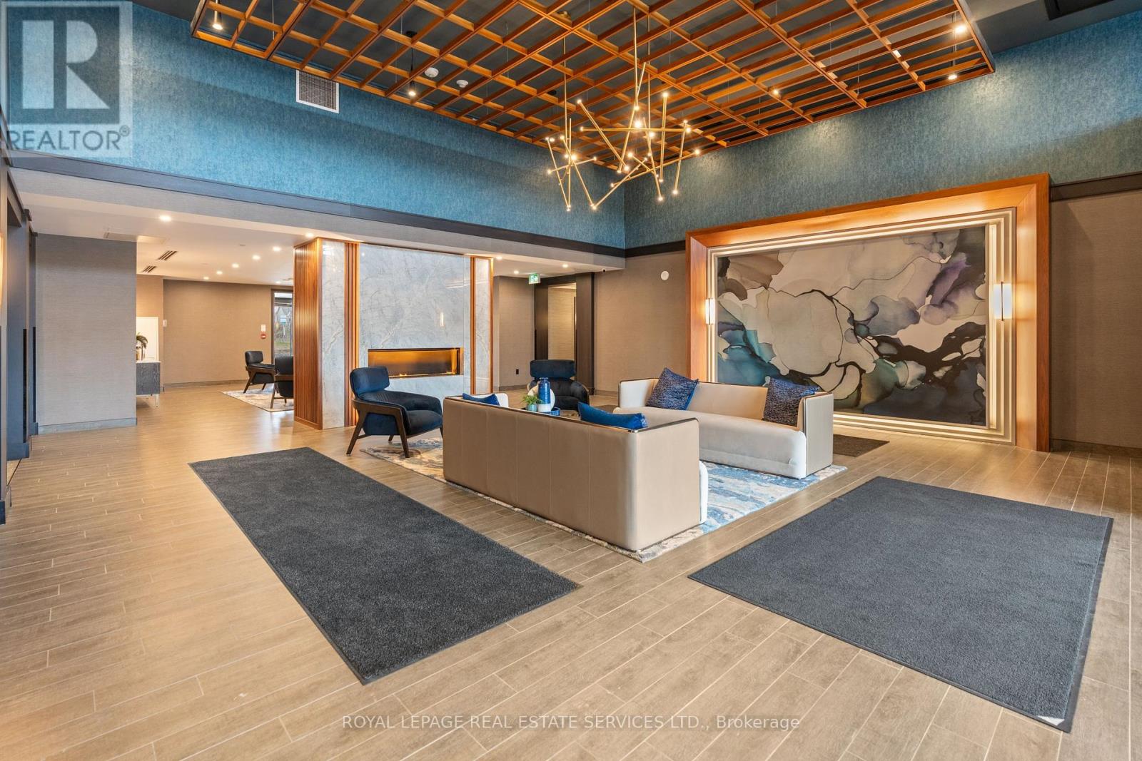 525 - 460 DUNDAS STREET E