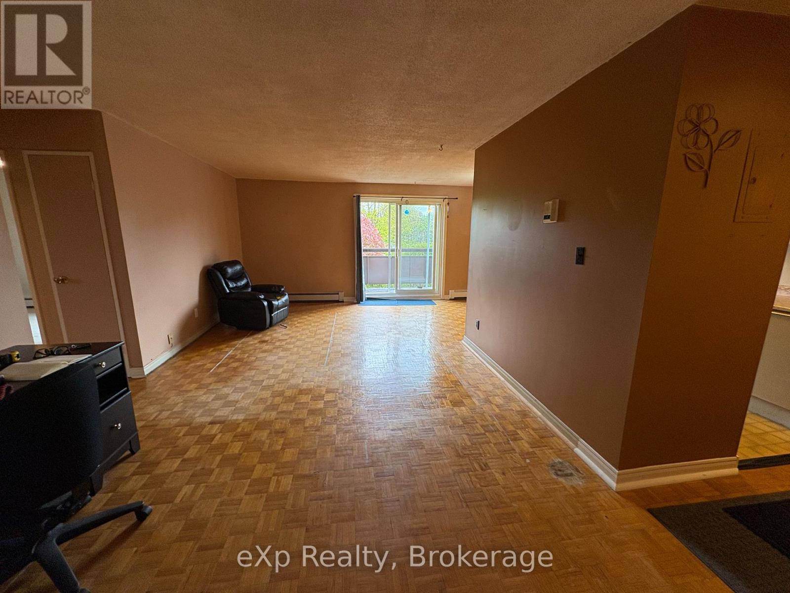 303 - 925 10TH AVENUE E
