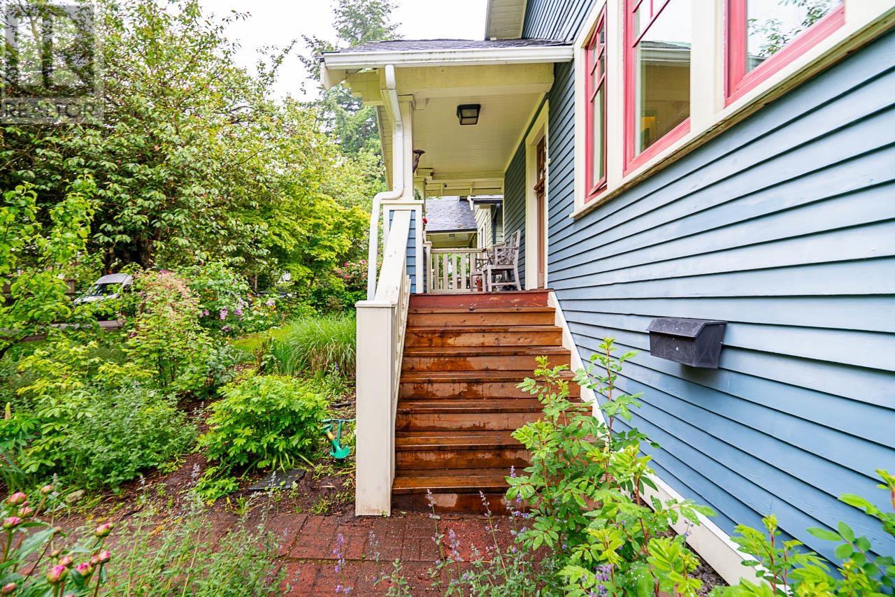 1071 E 10TH AVENUE