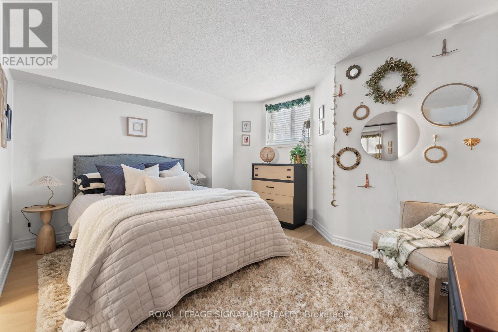 D - 32 MASSEY STREET W