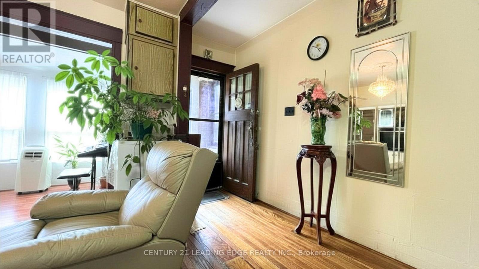 25 MADELAINE AVENUE