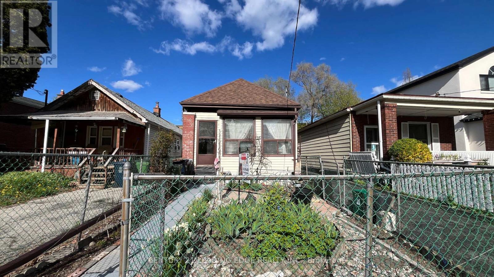 25 MADELAINE AVENUE