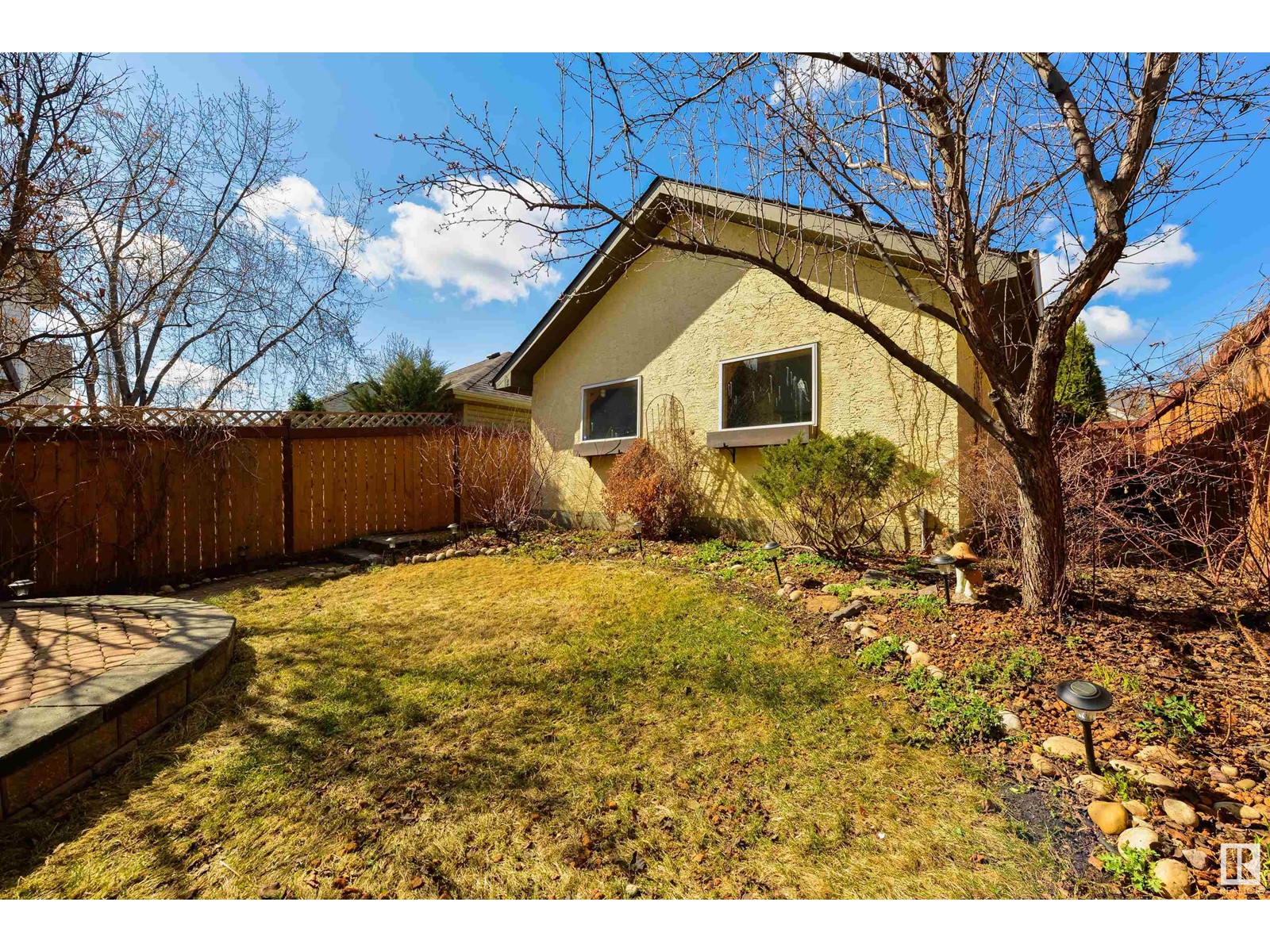 10072 90 ST NW