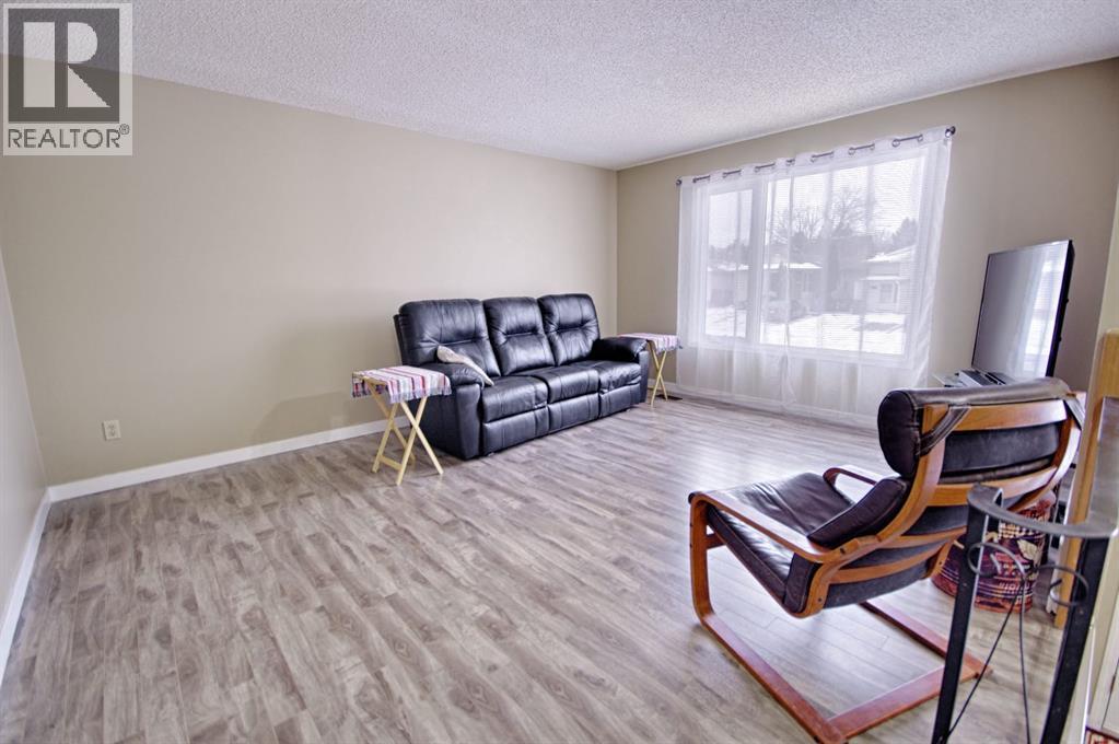 113 Cayuga Crescent W