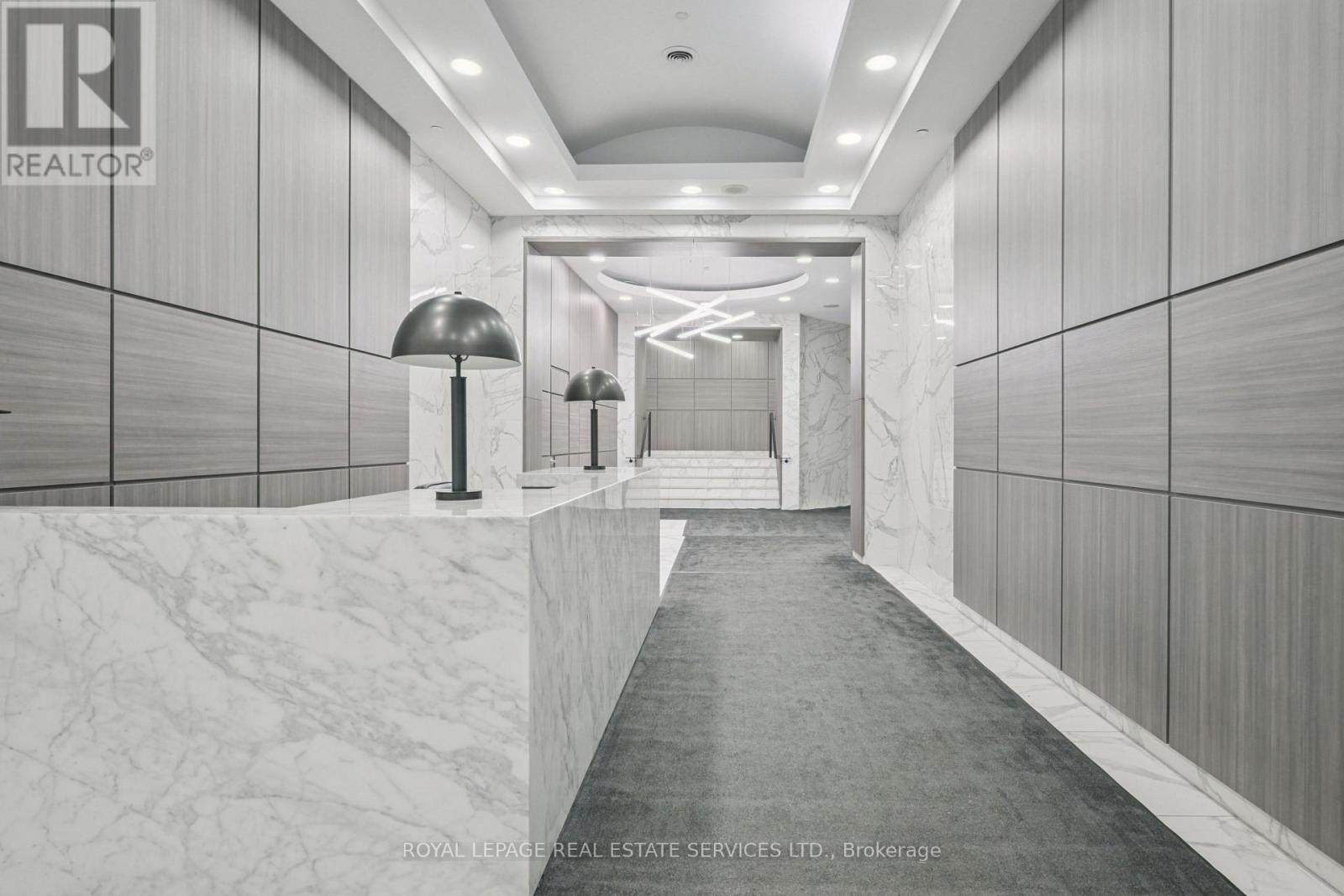 904 - 393 KING STREET W