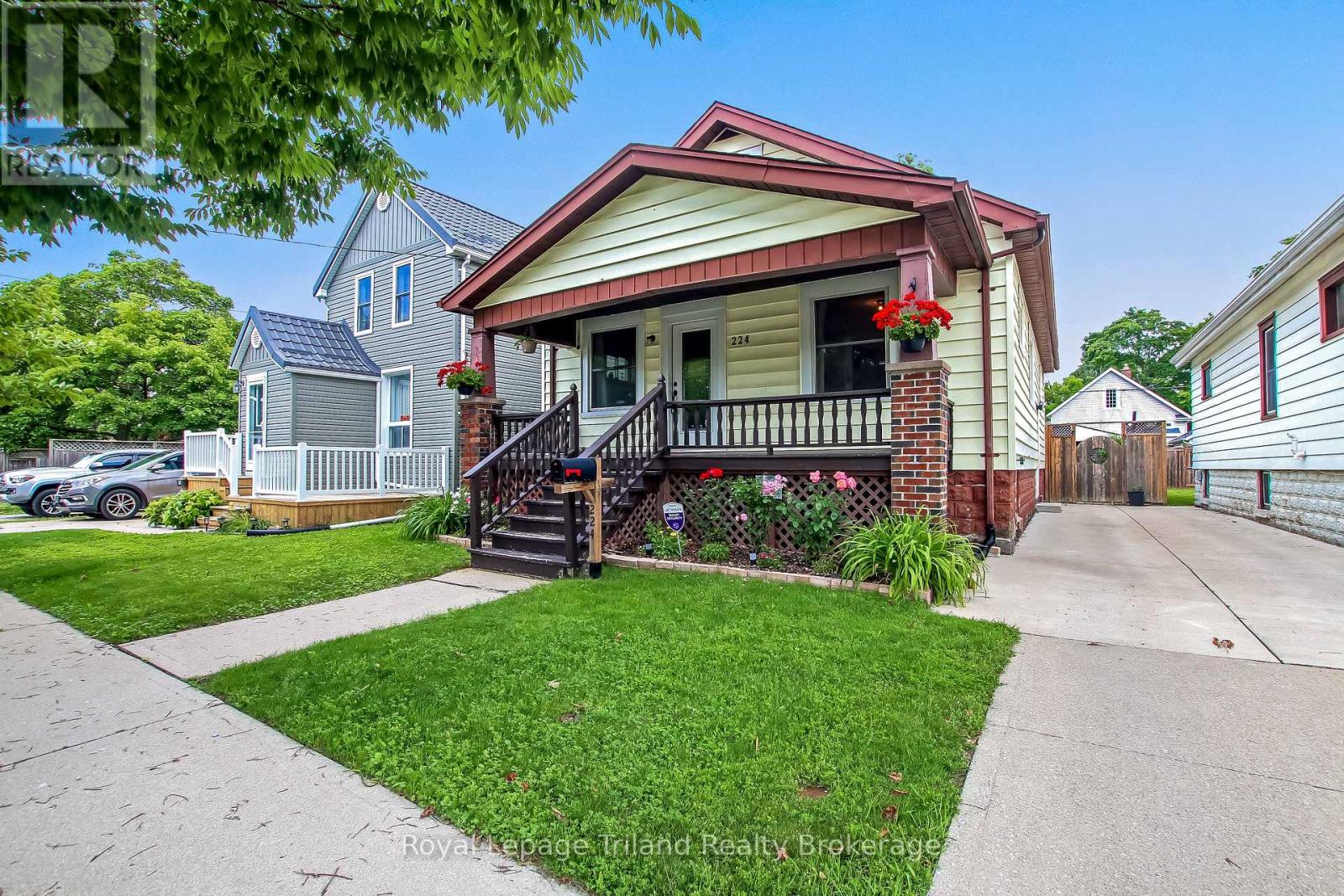 Photo 1 of 30 — 224 HARKNESS STREET, Sarnia, ON N7T3H4