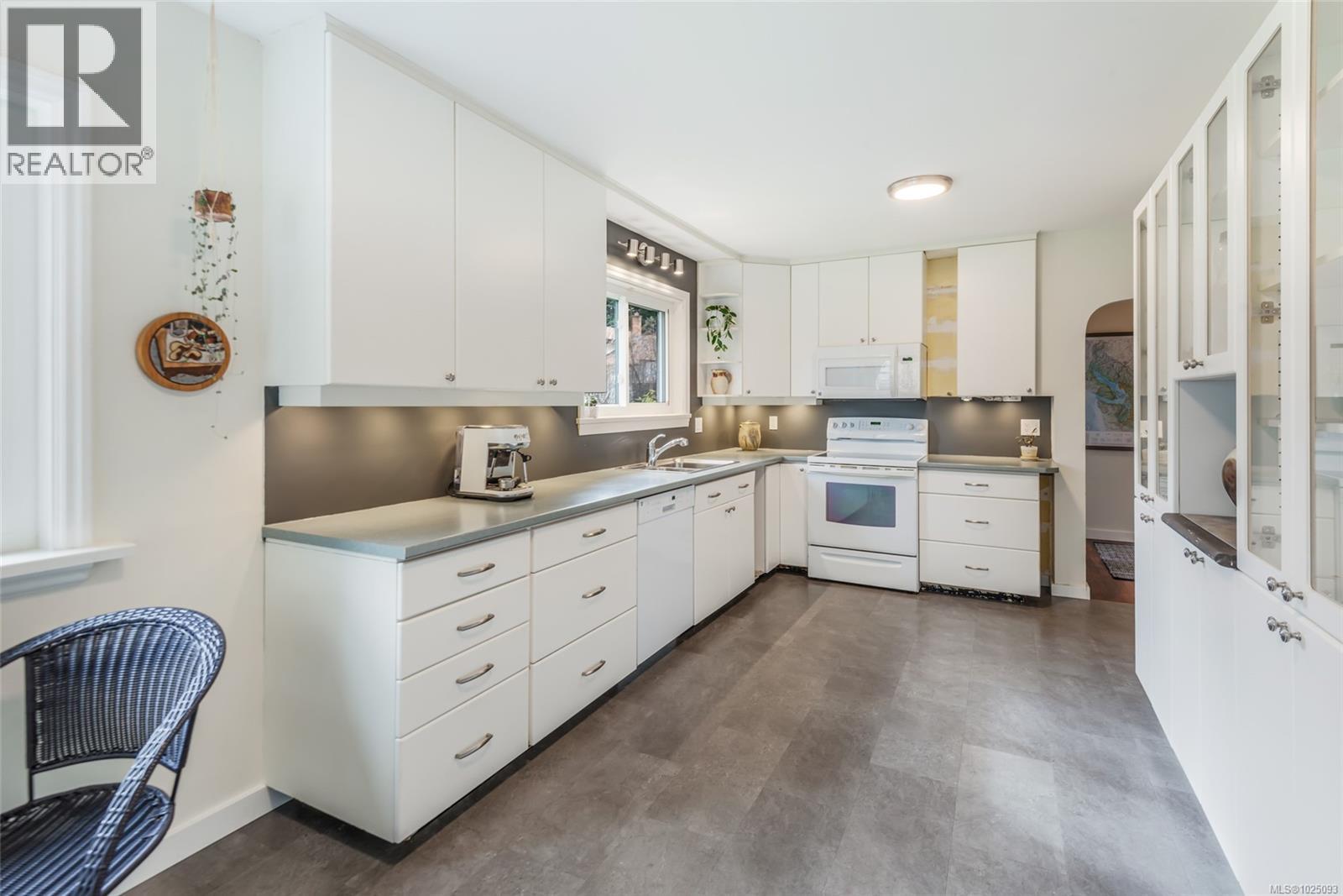 380 Hirst Ave W
