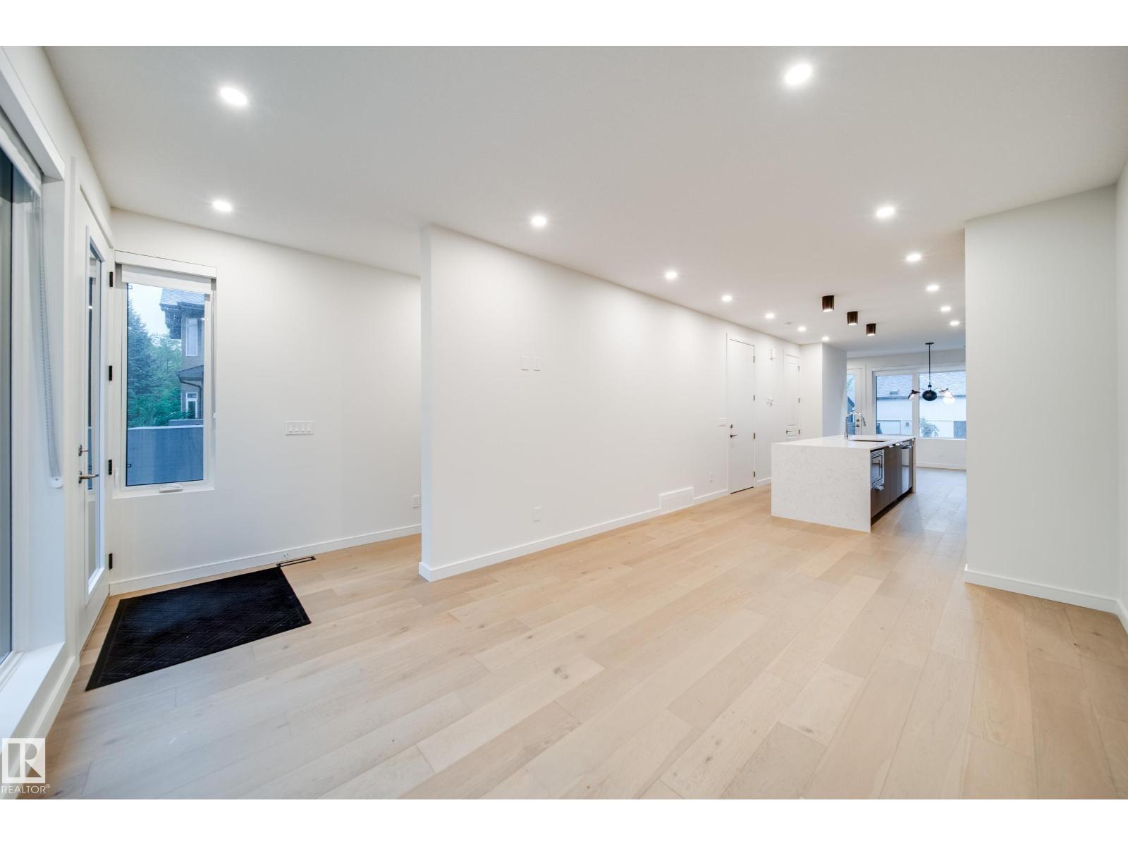 8719 83 AV NW