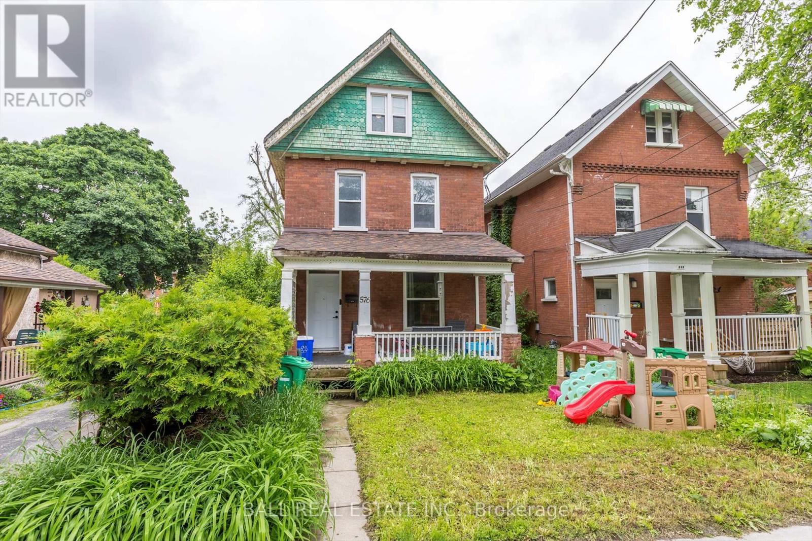 576 BETHUNE STREET