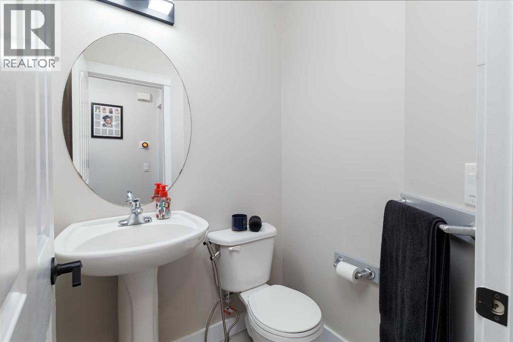 86 Cougarstone Court SW