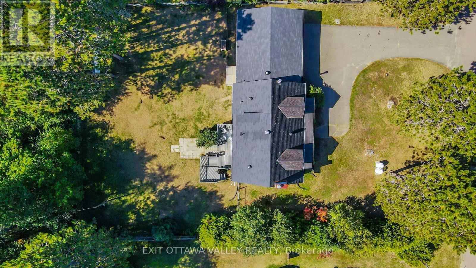 Photo 1 of 42 — 23 SPRUCEDALE AVENUE, Madawaska Valley, ON K0J1B0