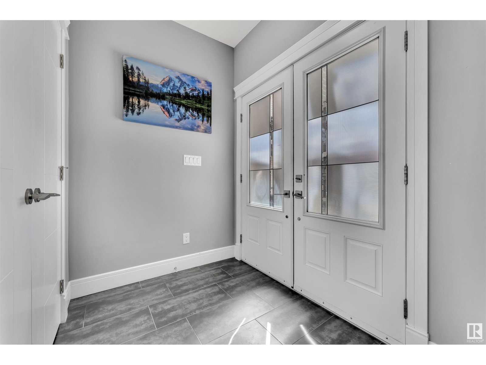 2211 22 ST NW