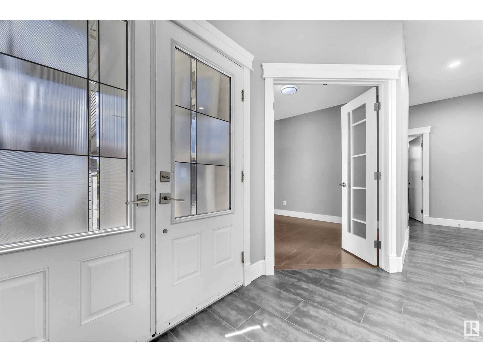 2211 22 ST NW