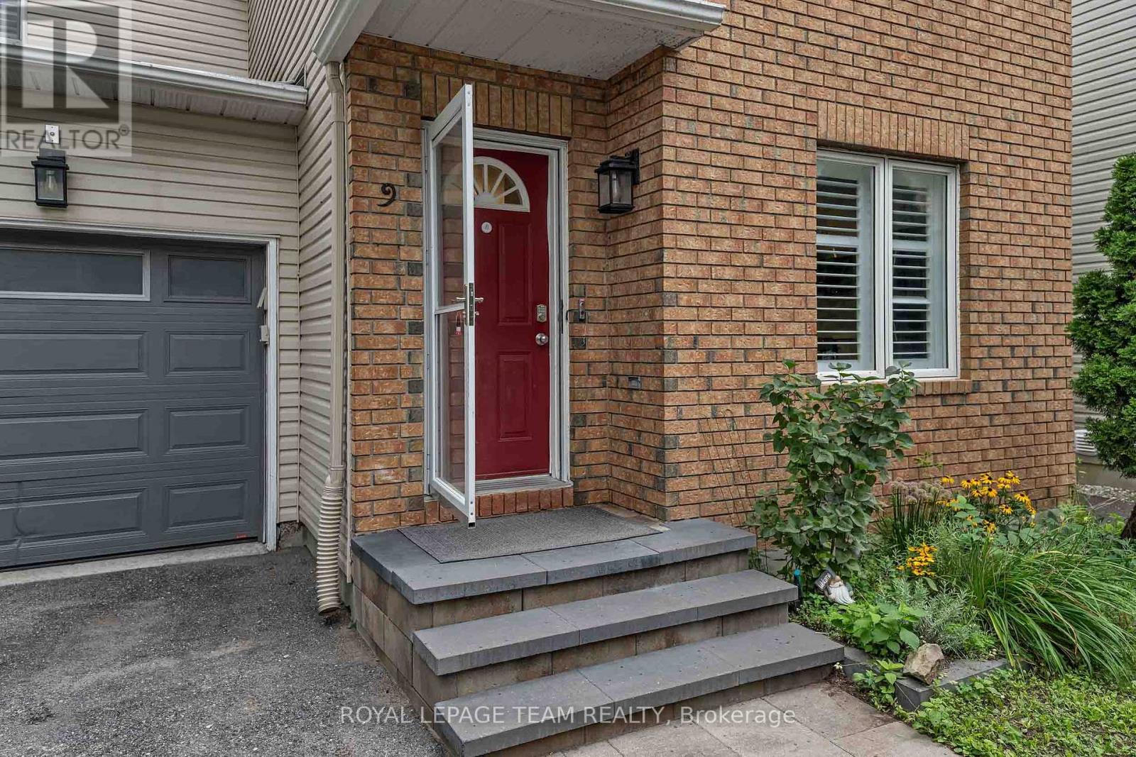 9 - 583 TWEEDSMUIR AVENUE