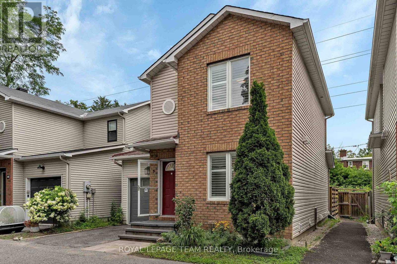 9 - 583 TWEEDSMUIR AVENUE