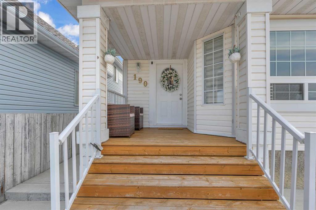 190 Costa Mesa Close NE