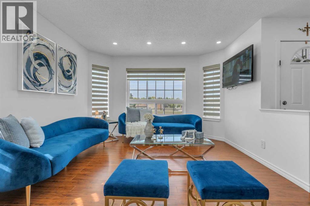 190 Costa Mesa Close NE